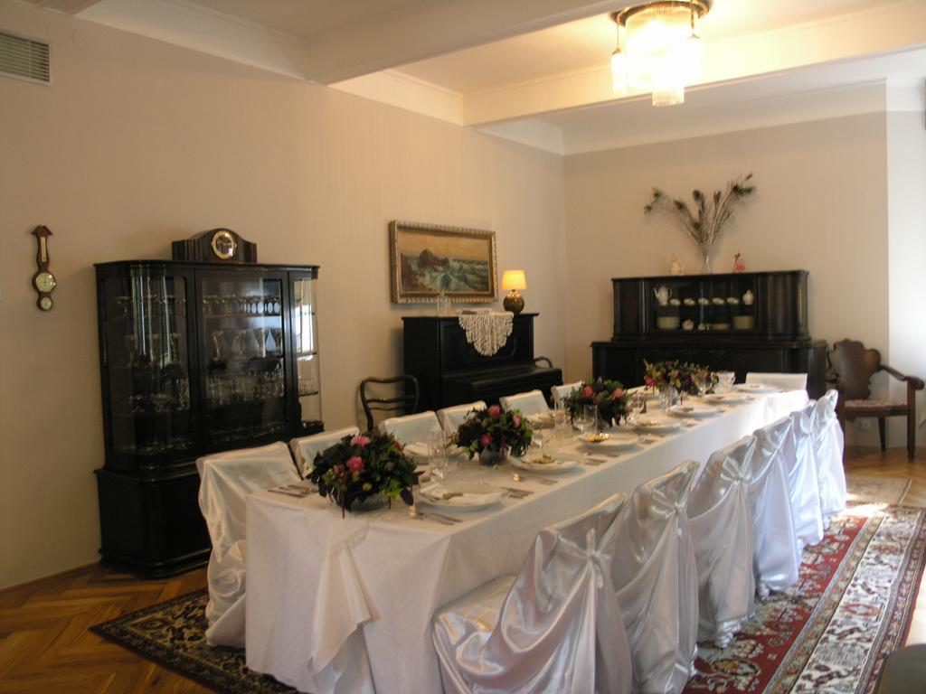 Vila Olga Jevany Luaran gambar
